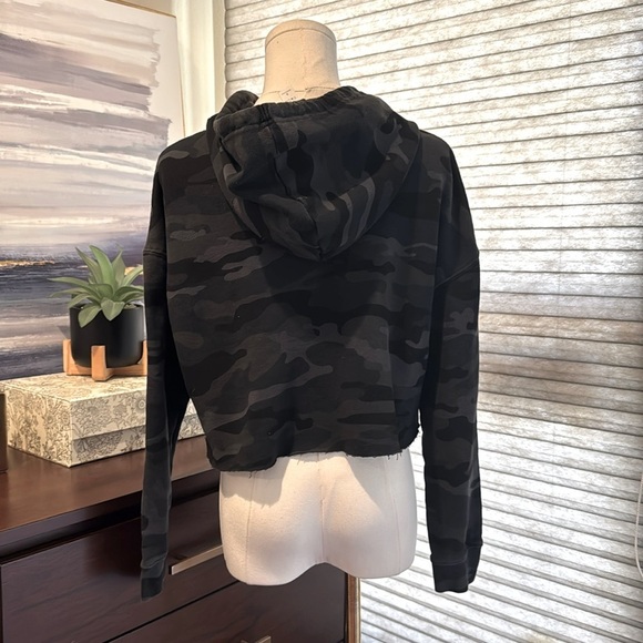 Woman's Black Camo Cropped Hoodie. Size Small - Picture 4 of 6